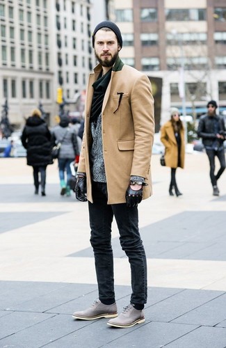 Quale soprabito indossare con scarpe brogue grigie in inverno 2025: Combina un soprabito con jeans grigio scuro per un drink dopo il lavoro. Prova con un paio di scarpe brogue grigie per un tocco virile. È magnifica scelta per le temperature fredde!