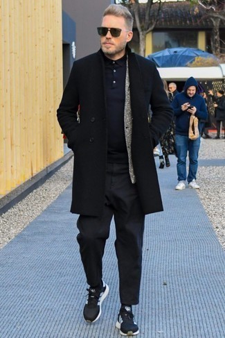 Quale scarpe sportive indossare con un soprabito nero per un uomo di 30 anni in modo smart-casual: Indossa un soprabito nero e chino neri se preferisci uno stile ordinato e alla moda. Prova con un paio di scarpe sportive per avere un aspetto più rilassato.