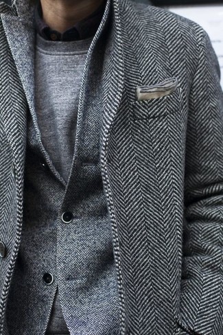 Come indossare e abbinare un blazer con un maglione girocollo per un uomo di 30 anni in inverno 2025 in modo smart-casual: Potresti indossare un blazer e un maglione girocollo se preferisci uno stile ordinato e alla moda. Un outfit magnifico per essere cool e trendy anche in inverno.