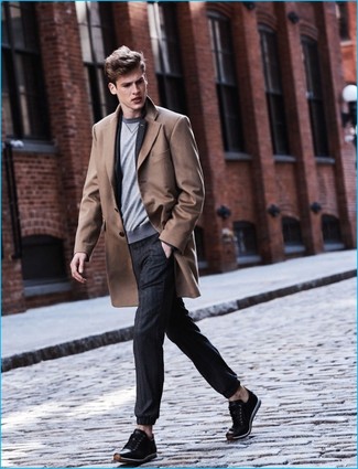 Look alla moda per uomo: Soprabito marrone chiaro, Blazer grigio scuro, Maglione girocollo grigio, Pantaloni sportivi di lana grigio scuro