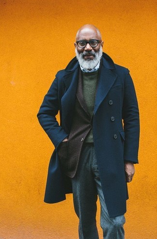 Come indossare e abbinare un blazer marrone con pantaloni eleganti grigio scuro per un uomo di 50 anni quando fa freddo in modo formale: Potresti indossare un blazer marrone e pantaloni eleganti grigio scuro per un look elegante e di classe.