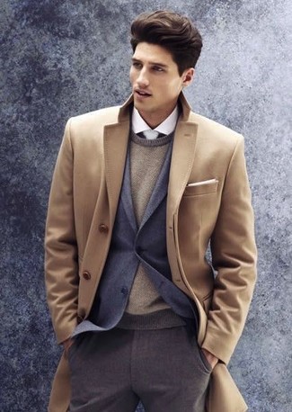 Quale soprabito indossare con un maglione girocollo beige per un uomo di 30 anni in modo smart-casual: Potresti combinare un soprabito con un maglione girocollo beige per un drink dopo il lavoro.