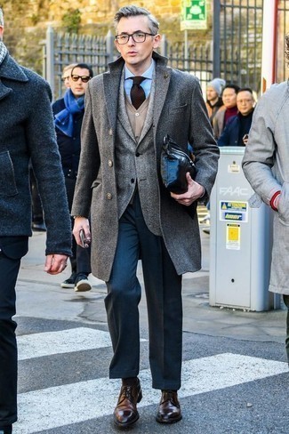 Come indossare e abbinare una cravatta in inverno 2025: Potresti abbinare un soprabito grigio con una cravatta per essere sofisticato e di classe. Per distinguerti dagli altri, indossa un paio di scarpe derby in pelle marrone scuro. Ecco un outfit ideale per i mesi invernali.