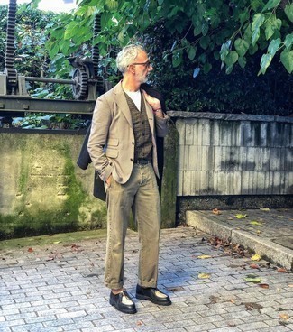 Come indossare e abbinare un blazer per un uomo di 50 anni in modo smart-casual: Metti un blazer e chino verde oliva per un look davvero alla moda. Chukka in pelle nere sono una valida scelta per completare il look.