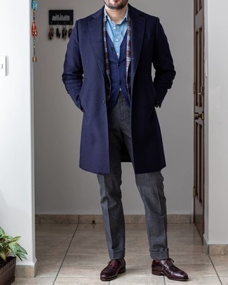 Come indossare e abbinare una camicia elegante azzurra con un blazer di lana marrone: Potresti combinare un blazer di lana marrone con una camicia elegante azzurra per essere sofisticato e di classe. Scarpe derby in pelle bordeaux sono una gradevolissima scelta per completare il look.