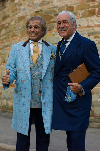 Come indossare e abbinare una giacca azzurra per un uomo di 60 anni in primavera 2025 in modo formale: Indossa una giacca azzurra e pantaloni eleganti blu scuro per un look elegante e di classe. Ecco una fantastica idea per creare il perfetto outfit primaverile.