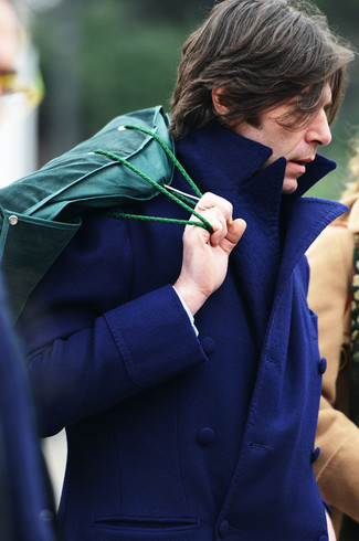 Come indossare e abbinare un soprabito blu scuro e verde quando fa freddo in modo formale: Punta su un soprabito blu scuro e verde come un vero gentiluomo.
