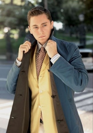 Come indossare e abbinare un blazer senape in autunno 2024: Combina un blazer senape con un soprabito blu scuro come un vero gentiluomo. Questo è l'outfit must have per l’autunno.