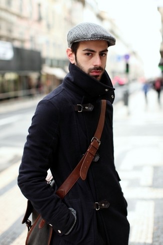 Come indossare e abbinare una borsa a tracolla marrone scuro: Scegli un outfit rilassato in un soprabito blu scuro e una borsa a tracolla marrone scuro.