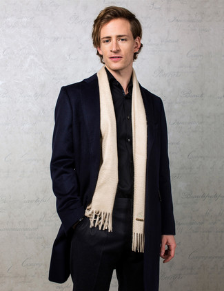Come indossare e abbinare una sciarpa marrone chiaro quando fa gelo: Abbina un soprabito blu scuro con una sciarpa marrone chiaro per un'atmosfera casual-cool.