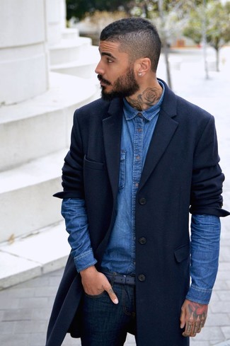 Come indossare e abbinare un soprabito blu scuro con jeans blu quando fa freddo: Punta su un soprabito blu scuro e jeans blu per un look raffinato per il tempo libero.