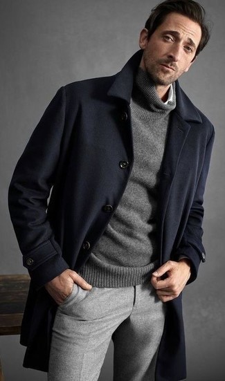 Come indossare e abbinare pantaloni eleganti grigi con un soprabito blu scuro per un uomo di 50 anni: Opta per un soprabito blu scuro e pantaloni eleganti grigi per un look elegante e di classe.