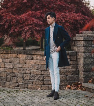 Come indossare e abbinare un dolcevita grigio per un uomo di 30 anni quando fa freddo: Scegli un dolcevita grigio e jeans bianchi per vestirti casual. Chukka in pelle marrone scuro sono una splendida scelta per completare il look.