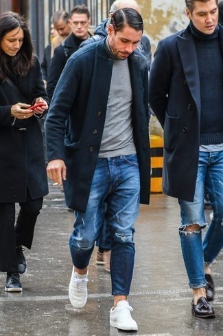 Quale jeans indossare con un soprabito blu scuro per un uomo di 30 anni quando fa caldo: Per un outfit quotidiano pieno di carattere e personalità, potresti indossare un soprabito blu scuro e jeans. Prova con un paio di sneakers basse di tela bianche per un tocco più rilassato.