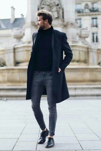 Quale jeans aderenti indossare con un dolcevita nero per un uomo di 30 anni quando fa gelo: Potresti abbinare un dolcevita nero con jeans aderenti per un outfit comodo ma studiato con cura. Mettiti un paio di scarpe derby in pelle nere per dare un tocco classico al completo.