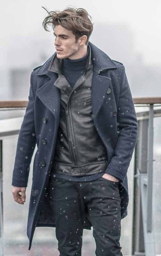 Come indossare e abbinare una giacca da moto nera quando fa freddo in modo smart-casual: Vestiti con una giacca da moto nera e jeans neri per un look trendy e alla mano.