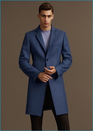 Look alla moda per uomo: Soprabito blu scuro, Maglione girocollo azzurro, Pantaloni eleganti neri