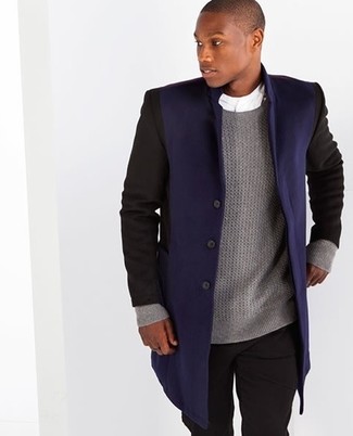 Come indossare e abbinare un soprabito blu scuro per un uomo di 30 anni in modo smart-casual: Coniuga un soprabito blu scuro con jeans neri se preferisci uno stile ordinato e alla moda.