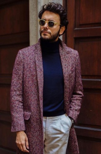Come indossare e abbinare un soprabito bordeaux per un uomo di 30 anni: Indossa un soprabito bordeaux e pantaloni eleganti beige per un look elegante e alla moda.