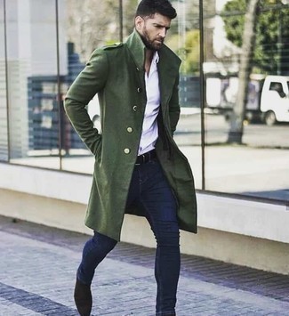 Quale jeans indossare con un soprabito verde oliva: Potresti combinare un soprabito verde oliva con jeans per un fantastico look da sfoggiare nel weekend. Impreziosisci il tuo outfit con un paio di stivali chelsea in pelle scamosciata marrone scuro.