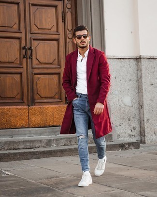 Look alla moda per uomo: Soprabito rosso, Camicia a maniche lunghe bianca, Jeans aderenti strappati azzurri, Sneakers basse di tela bianche