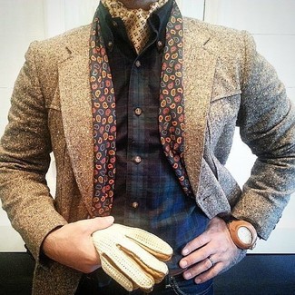 Come indossare e abbinare guanti in pelle beige per un uomo di 30 anni quando fa freddo: Potresti abbinare un soprabito marrone con guanti in pelle beige per un look perfetto per il weekend.