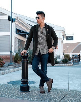 Come indossare e abbinare jeans blu quando fa gelo in modo smart-casual: Potresti indossare un soprabito nero e jeans blu, perfetto per il lavoro. Stivali casual in pelle scamosciata marrone scuro sono una validissima scelta per completare il look.