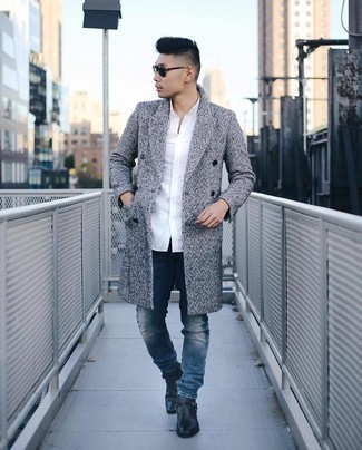Come indossare e abbinare un soprabito grigio in modo smart-casual: Potresti combinare un soprabito grigio con jeans blu per un abbigliamento elegante ma casual. Scegli un paio di stivali chelsea in pelle neri per dare un tocco classico al completo.
