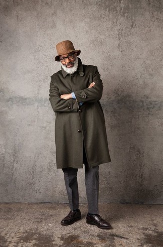 Come indossare e abbinare un cappotto per un uomo di 60 anni: Indossa un cappotto con pantaloni eleganti di lana grigio scuro come un vero gentiluomo. Scegli uno stile classico per le calzature e opta per un paio di scarpe derby in pelle marrone scuro.