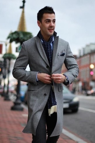 Come indossare e abbinare pantaloni eleganti grigi per un uomo di 30 anni in primavera 2024: Potresti indossare un soprabito grigio e pantaloni eleganti grigi per un look elegante e di classe. È buona scelta per un outfit primaverile!