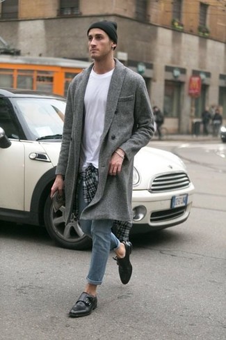 Come indossare e abbinare jeans aderenti con un soprabito per un uomo di 30 anni quando fa freddo in modo smart-casual: Abbina un soprabito con jeans aderenti per vestirti casual. Mostra il tuo gusto per le calzature di alta classe con un paio di scarpe double monk in pelle nere.