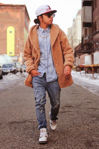 Look alla moda per uomo: Soprabito marrone chiaro, Camicia di jeans azzurra, Jeans blu, Scarpe sportive bianche