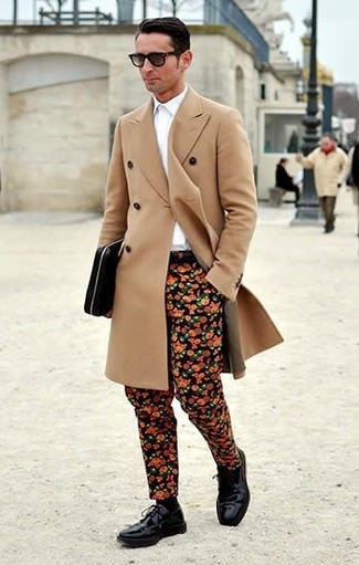 Look alla moda per uomo: Soprabito marrone chiaro, Camicia elegante bianca, Chino a fiori arancioni, Scarpe derby in pelle nere