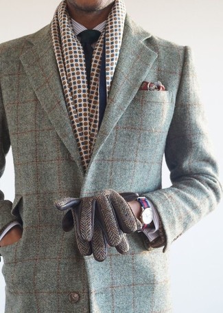 Come indossare e abbinare guanti in pelle marroni per un uomo di 30 anni in modo smart-casual: Per un outfit della massima comodità, vestiti con un soprabito a quadri grigio e guanti in pelle marroni.