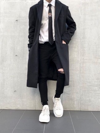 Come indossare e abbinare un soprabito nero con jeans strappati neri quando fa gelo: Indossa un soprabito nero con jeans strappati neri per vestirti casual. Sneakers basse in pelle bianche sono una buona scelta per completare il look.