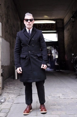Look di Nick Wooster: Soprabito nero, Camicia elegante bianca, Pantaloni eleganti di lana neri, Stivali casual in pelle bordeaux