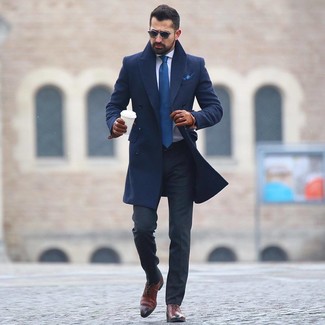 Quale camicia elegante indossare con un soprabito blu scuro: Potresti abbinare un soprabito blu scuro con una camicia elegante per essere sofisticato e di classe. Mostra il tuo gusto per le calzature di alta classe con un paio di scarpe oxford in pelle marroni.