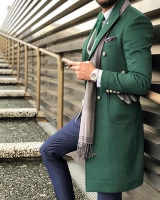 Come indossare e abbinare una cravatta verde e rossa: Vestiti con un soprabito verde e una cravatta verde e rossa per essere sofisticato e di classe.