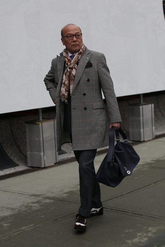 Come indossare e abbinare scarpe brogue marrone scuro per un uomo di 50 anni: Prova a combinare un soprabito scozzese grigio con pantaloni eleganti scozzesi neri come un vero gentiluomo. Questo outfit si abbina perfettamente a un paio di scarpe brogue marrone scuro.