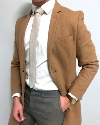 Come indossare e abbinare una cravatta marrone chiaro in primavera 2024: Prova ad abbinare un soprabito marrone con una cravatta marrone chiaro per un look elegante e alla moda. Ecco una eccellente scelta per creare il perfetto look primaverile.