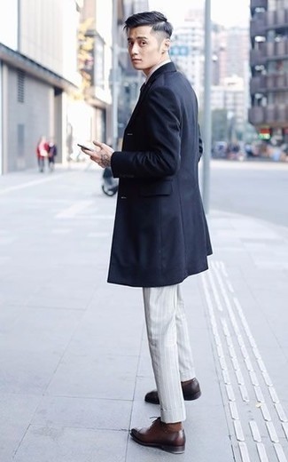 Quale scarpe oxford indossare con un soprabito blu scuro per un uomo di 20 anni quando fa caldo: Coniuga un soprabito blu scuro con pantaloni eleganti a righe verticali grigi per un look elegante e di classe. Rifinisci questo look con un paio di scarpe oxford.