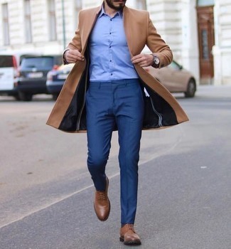 Come indossare e abbinare pantaloni eleganti blu: Indossa un soprabito marrone chiaro con pantaloni eleganti blu per una silhouette classica e raffinata Scarpe derby in pelle marroni renderanno il tuo look davvero alla moda.