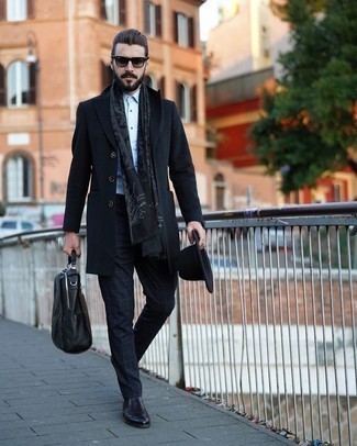 Come indossare e abbinare una sciarpa stampata nera con un cappotto nero  per un uomo di 30 anni (3 outfit)