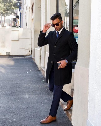 Look alla moda per uomo: Soprabito nero, Camicia elegante bianca, Pantaloni eleganti blu scuro, Scarpe oxford in pelle marroni