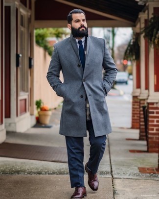Look alla moda per uomo: Soprabito grigio, Camicia elegante bianca, Pantaloni eleganti blu scuro, Scarpe oxford in pelle bordeaux