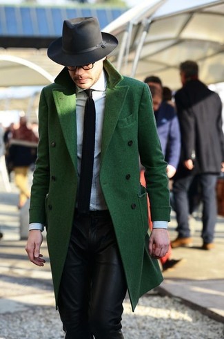 Come indossare e abbinare un borsalino quando fa freddo: Per un outfit della massima comodità, prova ad abbinare un soprabito verde con un borsalino.