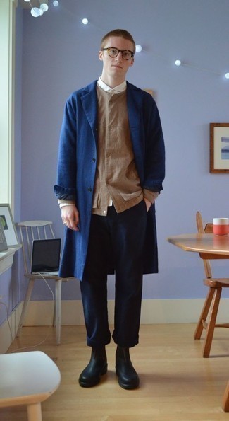 Come indossare e abbinare una camicia giacca con stivali chelsea: Prova a combinare una camicia giacca con chino blu scuro, perfetto per il lavoro. Indossa un paio di stivali chelsea per dare un tocco classico al completo.