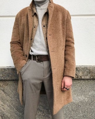 Come indossare e abbinare una camicia giacca beige per un uomo di 30 anni quando fa gelo: Abbina una camicia giacca beige con chino a quadri grigi per un look semplice, da indossare ogni giorno.