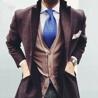 Come indossare e abbinare pantaloni eleganti di lana a quadri grigi per un uomo di 30 anni: Indossa un soprabito marrone scuro e pantaloni eleganti di lana a quadri grigi per un look elegante e di classe.