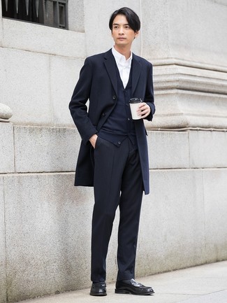 Look alla moda per uomo: Soprabito blu scuro, Cardigan blu scuro, Camicia elegante bianca, Pantaloni eleganti a righe verticali neri